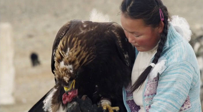 Aisholpan, la niña de 13 años que caza con águilas reales – Halconeros de  Castilla